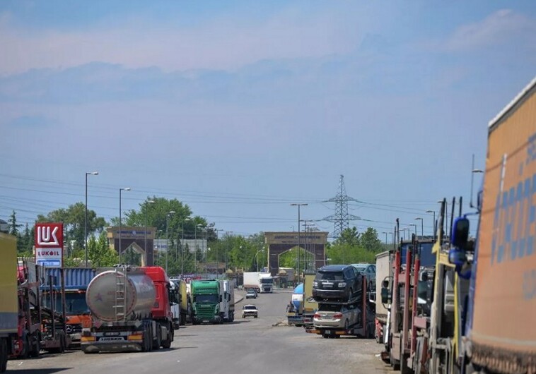 Автомобили, направляющиеся из Грузии в РФ, могут осуществлять процедуры на границе с Азербайджаном