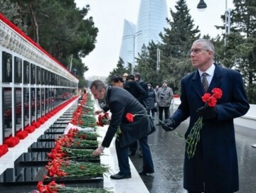 Посол Великобритании чтит память героев 20 Января