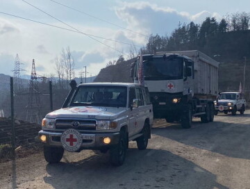 МККК приостановил гуманитарную деятельность по лачынской дороге