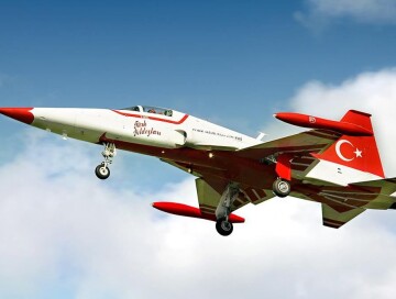 Турецкие истребители выполнили фигуры высшего пилотажа в небе над Баку (Видео)