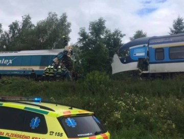 Железнодорожная катастрофа в Чехии: столкнулись два пассажирских поезда, есть жертвы (Фото-Видео-Добавлено)