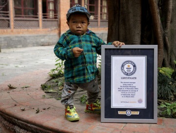 Непалец с ростом 73 сантиметра стал самым низким подростком в мире