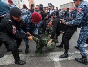 В Ереване проходит акция протеста, полиция начала задержания
