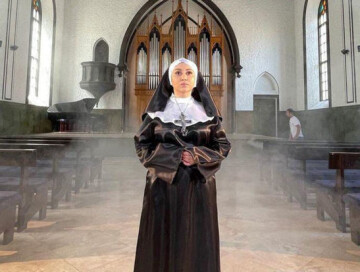 Дамла предстала перед камерой в образе монашки (Фото-Видео-Обновлено)