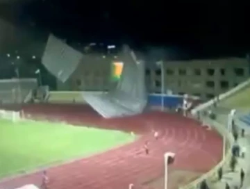 В Казахстане во время футбольного матча на стадион обрушилась крыша