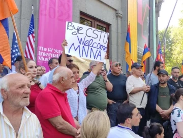 В Армении проходит митинг с требованием выхода из ОДКБ