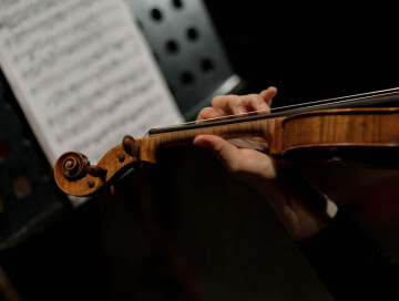 В США продали за $15,3 млн скрипку Страдивари, которую держал в руках Эйнштейн