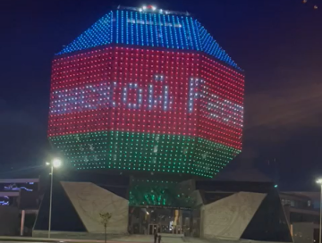 На здании Национальной библиотеки Беларуси размещена видеопроекция по Дню независимости Азербайджана (Видео)