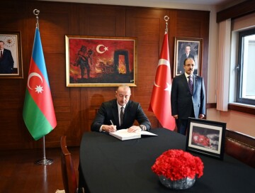 Ильхам Алиев посетил посольство Турции в Азербайджане и выразил соболезнования в связи с многочисленными человеческими жертвами (Фото-Обновлено)