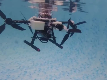 Создан дрон, который может летать и плыть (Видео)