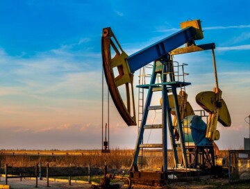 Цена азербайджанской нефти приблизилась к 103 долларам