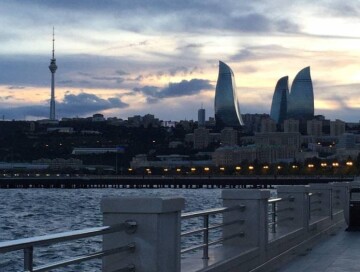 Какая погода ожидается завтра в Баку?