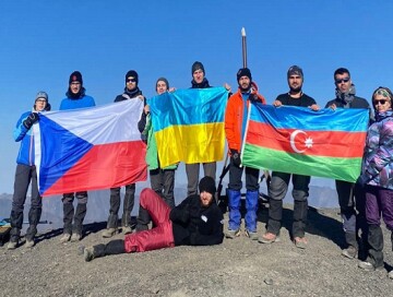 Украинский флаг поднят на самую высокую вершину Азербайджана (Фото)