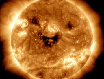 НАСА показало снимок «улыбающегося» Солнца – Это может нести угрозу Земле