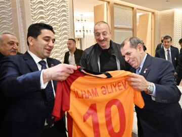 Президент ф/к «Галатасарай» подарил президенту Азербайджана форму клуба с номером 10 (Фото)