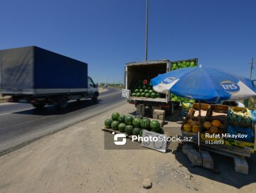 Прилавок на тротуаре