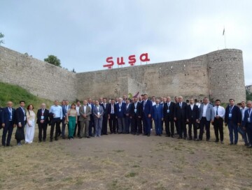 Участники международного медиафорума посетили Джыдыр дюзю и Шушинскую крепость