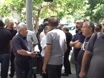 В Ереване проводят акцию протеста родственники погибших военнослужащих