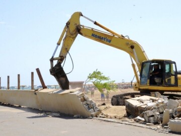 На морском побережье в Бузовна сносятся незаконные заборы и строения (Фото)