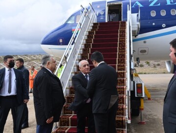 Али Асадов прибыл с рабочим визитом в Кыргызстан (Фото)