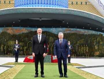 Президент Азербайджана посетил Монумент независимости в Ташкенте (Фото)