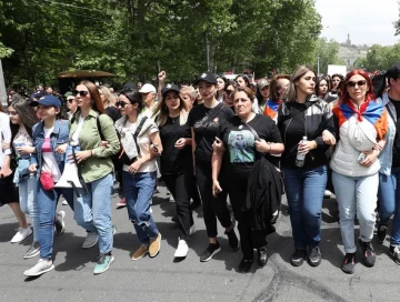 В Ереване проходит протестное шествие женщин
