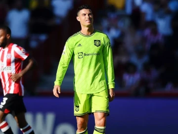 Роналду не подошел к фанатам «Манчестер Юнайтед» после разгрома от «Брентфорда» и отказался пожать руку тен Хагу (Видео)