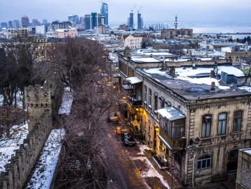 Видим улицы под снегом и не узнаем Баку…