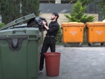 Владельцы бакинского ресторана недовольны установкой перед их заведением мусорных контейнеров (Видео)
