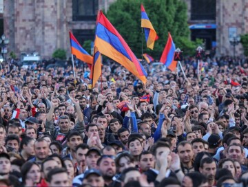 Армянская оппозиция проводит шествие в центре Еревана