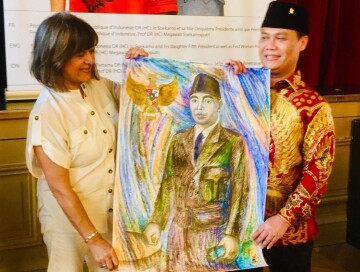 Известная азербайджанская художница написала портрет первого президента Индонезии (Фото)