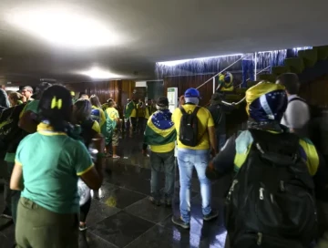 Сторонники экс-президента Бразилии ворвались в здание парламента (Фото-Видео)