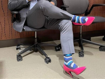 Мужчины в правительстве Канады переобулись в розовые туфли на каблуках и устроили дефиле (Видео)
