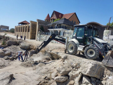 Побережье Каспийского моря очищают от остатков снесенных незаконных построек (Фото)