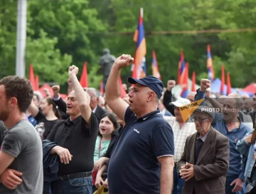 Армянская оппозиция проводит шествие в Ереване