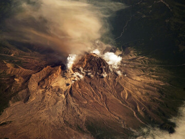 На Камчатке вулкан Шивелуч выбросил пепел на высоту 4,5 км
