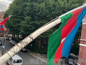 Азербайджанский флаг снова развевается над посольством в Лондоне – Кто стоит за нападением? (Видео)
