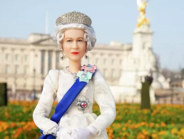Куклы Барби с лицом королевы Елизаветы II раскупили за три секунды
