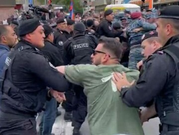 В Ереване произошла стычка между полицией и протестующими