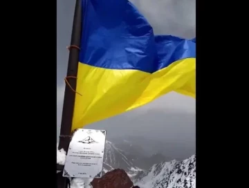 В Кыргызстане на пике имени Путина установили флаг Украины (Видео)