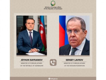 Главы МИД Азербайджана и России обсудили ситуацию на Лачинской дороге