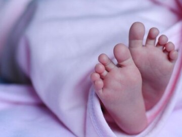 В Баку родившая в туалете мать выбросила младенца в мусорное ведро