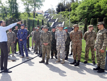 Военные атташе посетили воинскую часть (Фото)
