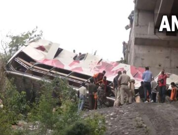 Пассажирский автобус рухнул в ущелье в Индии, погибли 10 человек