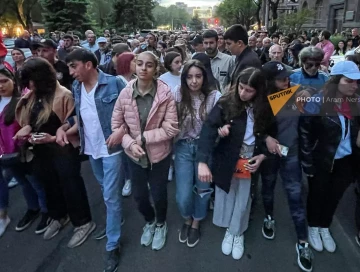 Сторонники оппозиции начали шествие в центре Еревана
