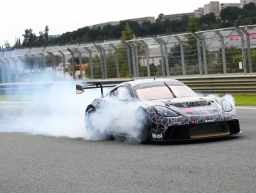 Porsche показала 1000-сильный электромобиль GT4 E-Performance (Фото)